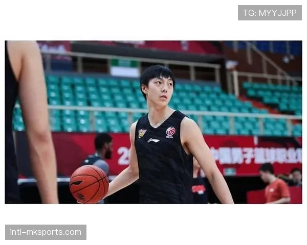 通讯：专访退役球星转型的球队总经理，谈其组建冠军阵容的长期蓝图