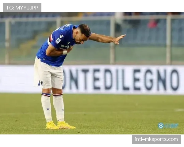 聚焦：39岁老将夸利亚雷拉训练后加练传中，向年轻队员示范脚法